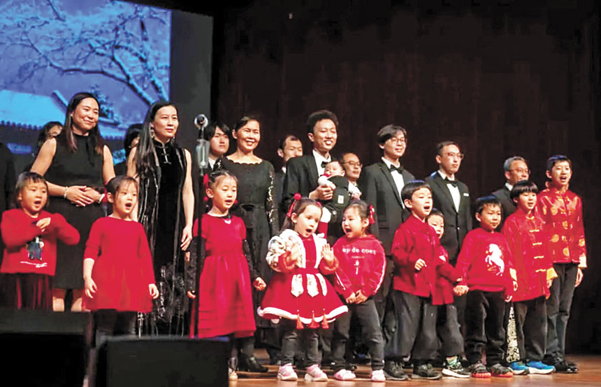 家長和孩子們合唱《燕園情》。