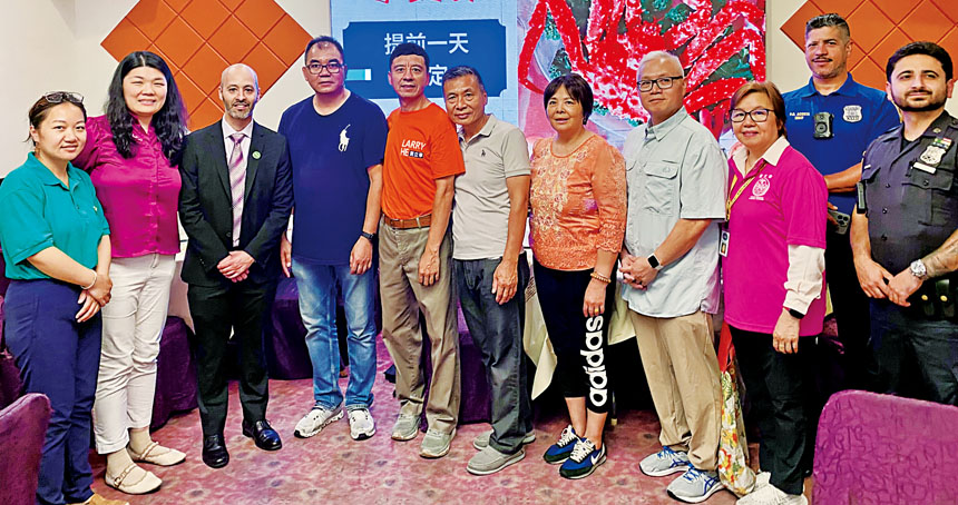 莊文怡(左二)與米納亞(左三)等人9日冒雨訪布碌崙86街。