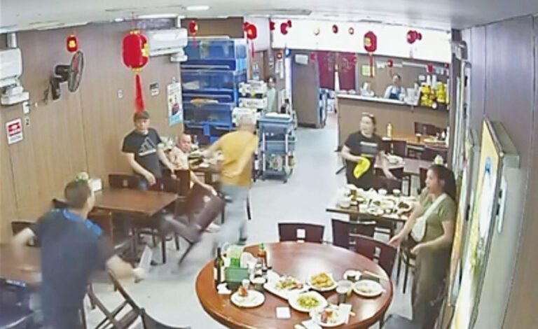 視頻顯示兇手手握肉刀在餐館內窮追一名男子。