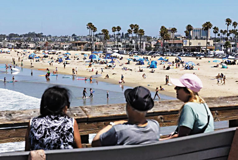 遊客們在新港灘（Newport Beach）享受夏季時光。洛杉磯時報