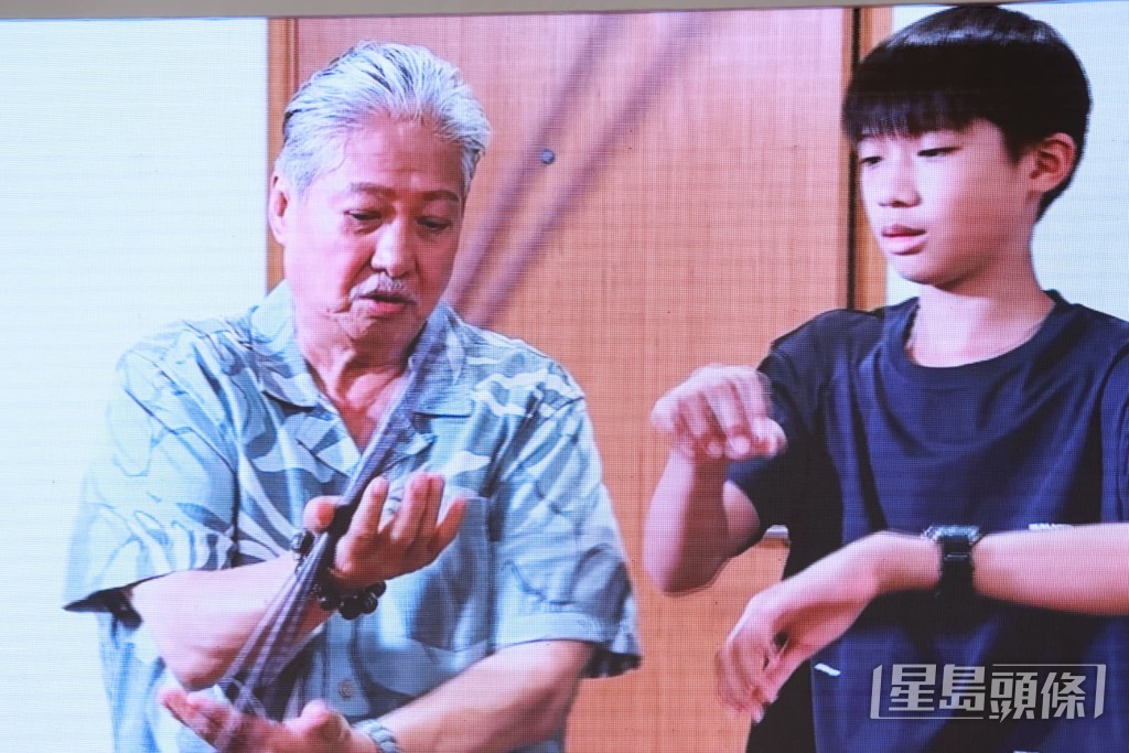 爺爺洪金寶用心指導孫兒。