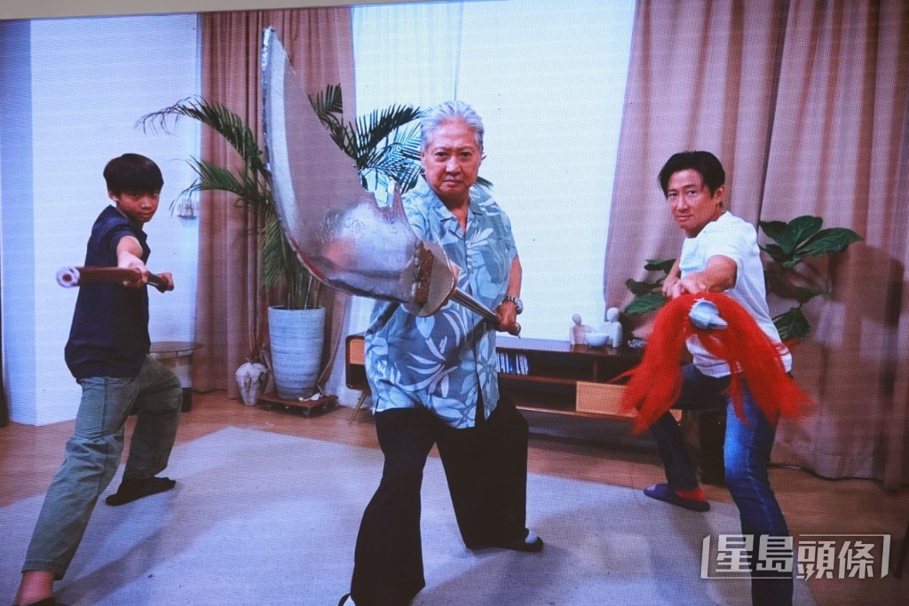 TJ首次跟隨爺爺洪金寶學習武術。