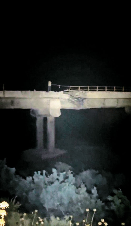 伊朗東北部阿克卡拉一座鐵路橋遭美軍空襲後損毀。路透社