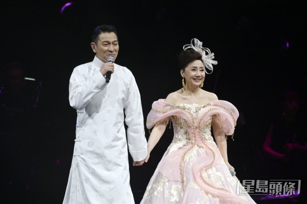 劉德華在《情義倆心堅》環節驚喜現身張德蘭紅館演唱會,掀起高潮。