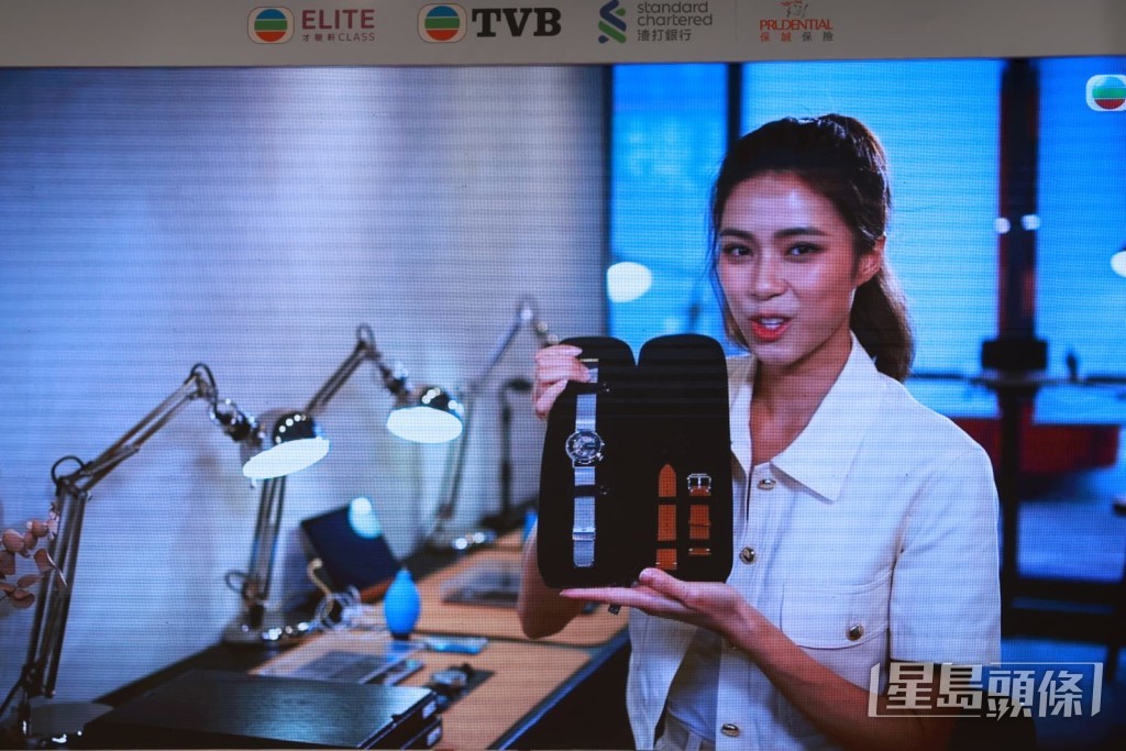 劉穎璇在記者會上展示對她別具意義的物品。