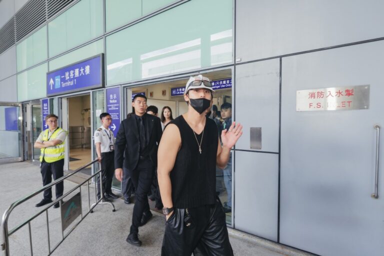 SEVENTEEN MINGYU抵港 黑背心造型亮相 數百粉絲機場迎接