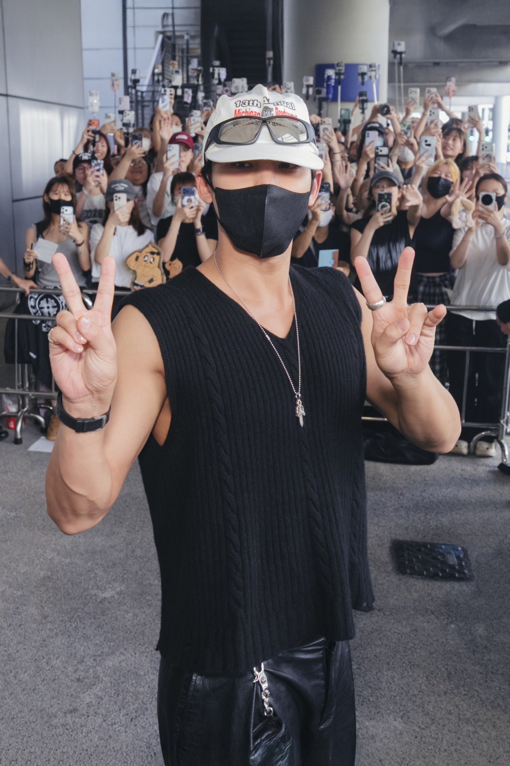 VIP通道兩旁擠滿了人群。