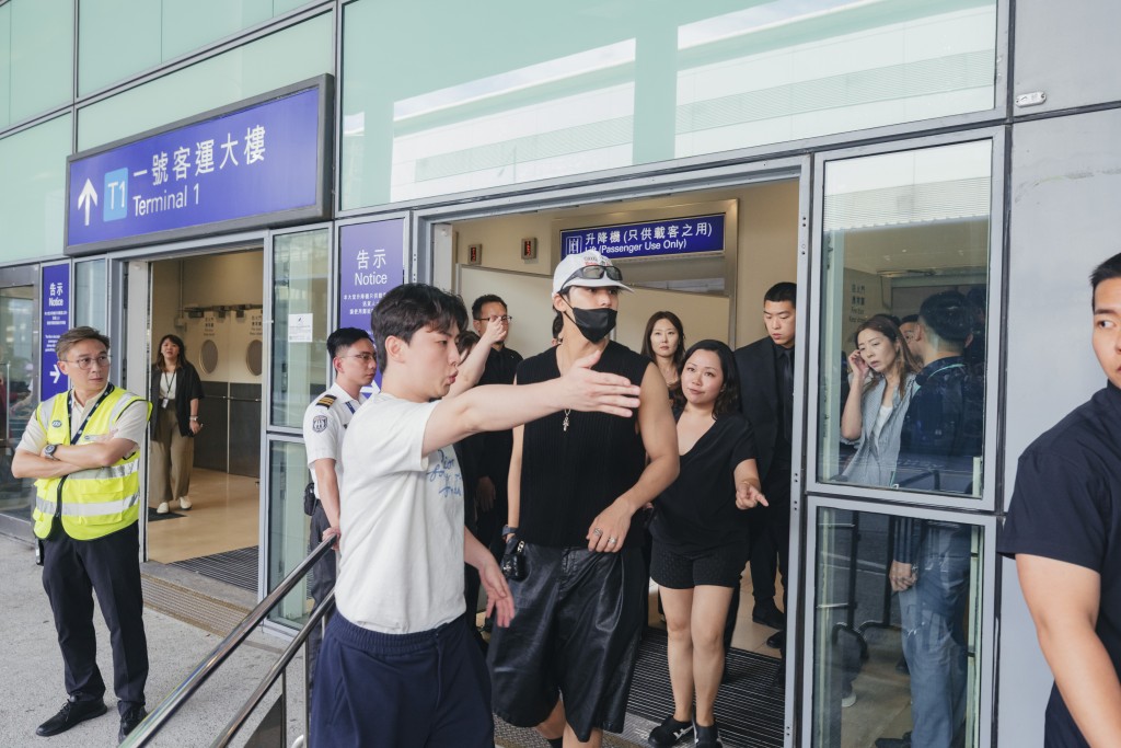 下午4時25分,MINGYU經VIP通道現身,穿著黑色背心展示身材線條。