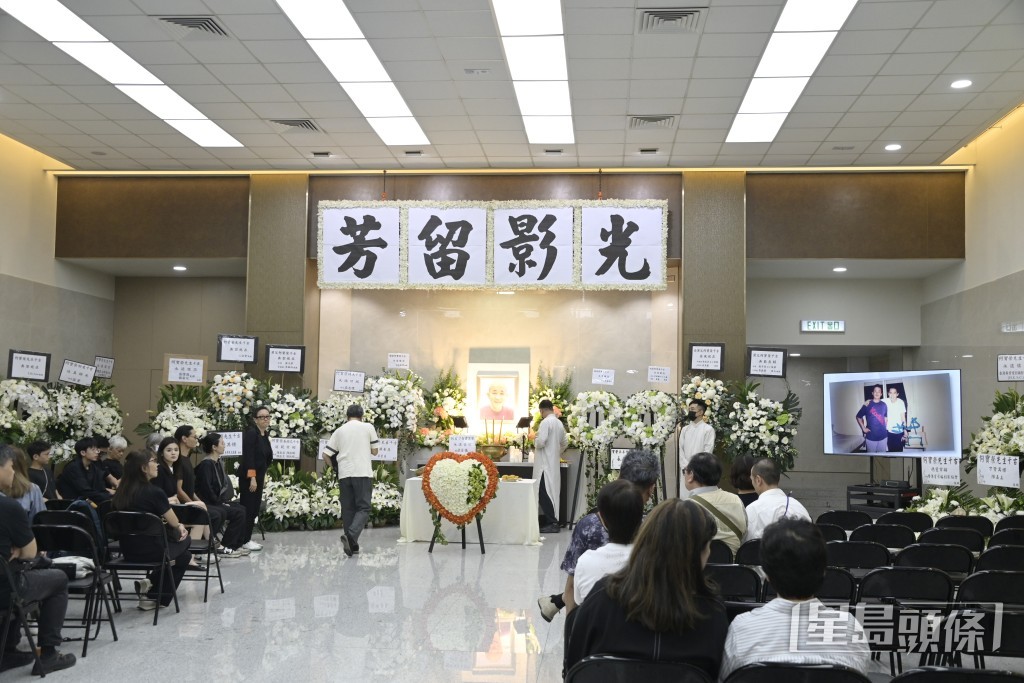 資深攝影師何寶榮的喪禮,今日(10日)在香港殯儀館設靈。