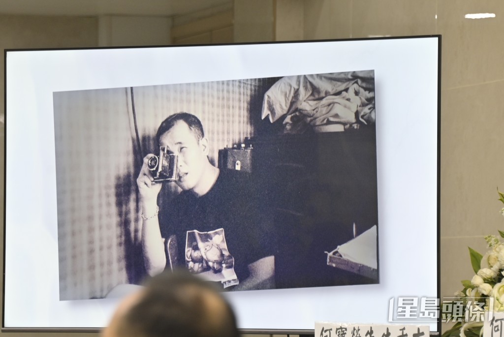 靈堂內展示何寶榮生前的照片,供親友懷緬。
