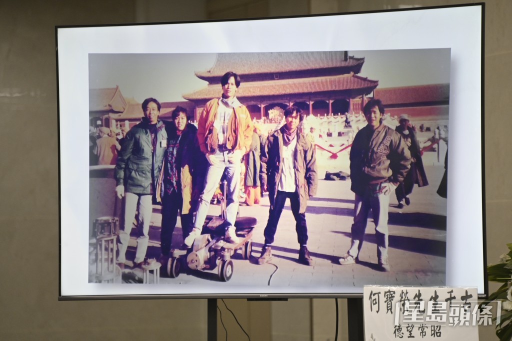 靈堂內的電視螢幕,持續播放何寶榮昔日的點滴照片。