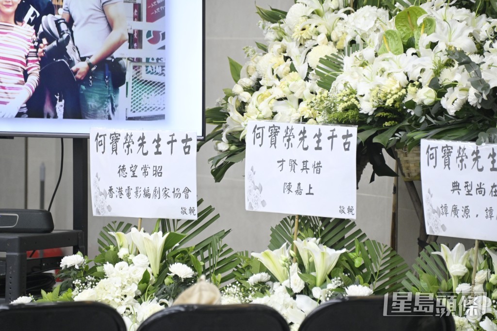 導演陳嘉上致送花圈,悼念這位電影同業。