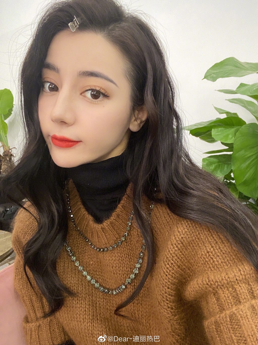迪麗熱巴是內地影視圈的新一代當紅女星。
