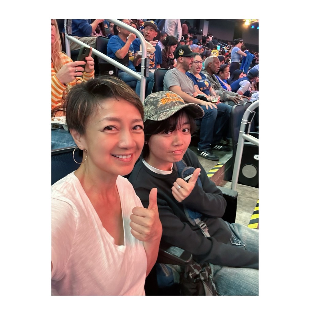 楊婉儀近日在社交平台分享與女兒一同觀看籃球比賽。