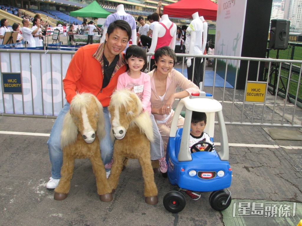 昔日楊婉儀一家四口不時亮相公開活動。