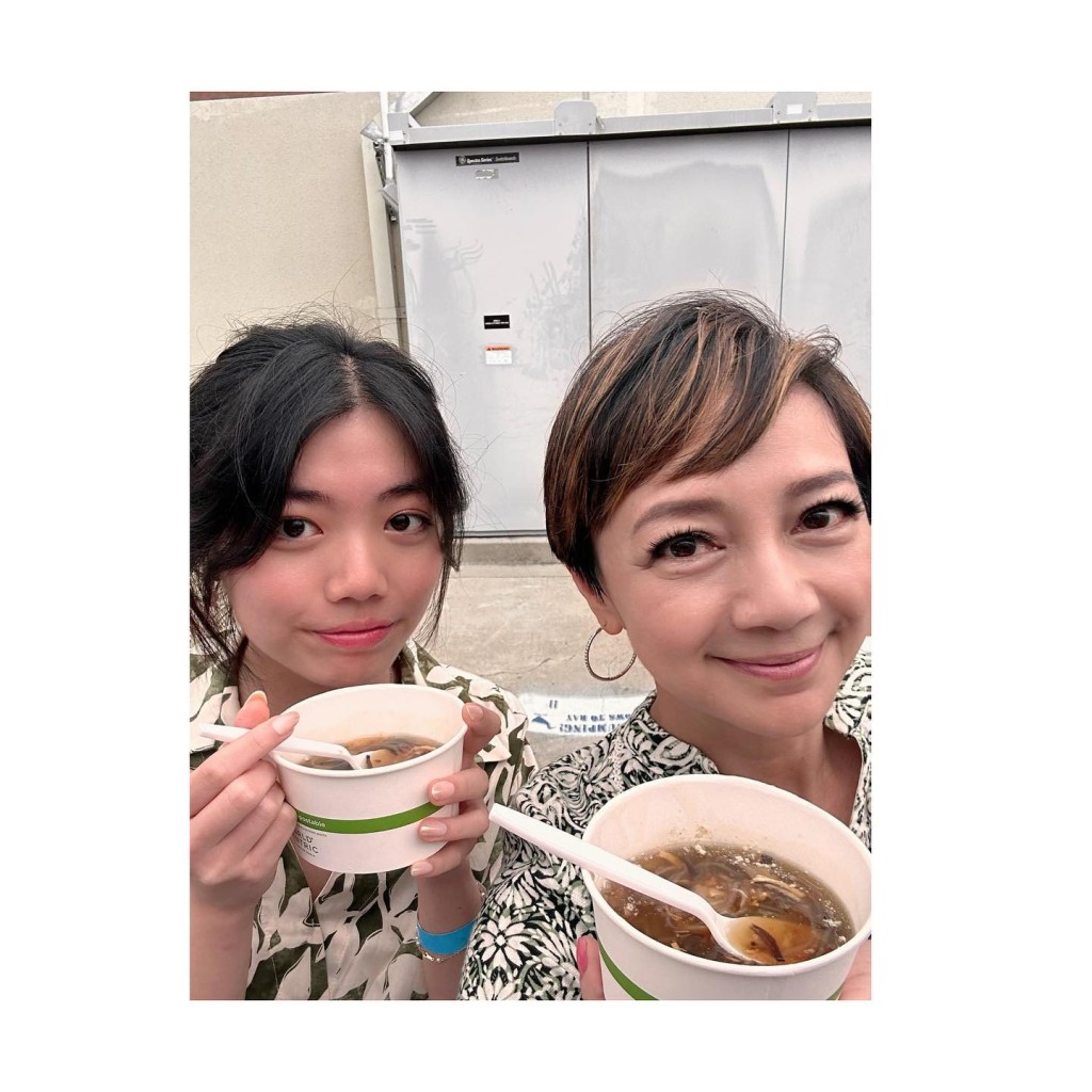 楊婉儀帶女兒Hannah品嚐碗仔翅。