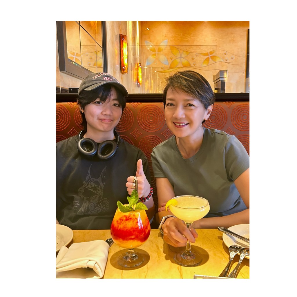 楊婉儀女兒王婷知樣貌酷似母親,但打扮中性並佩戴唇環。