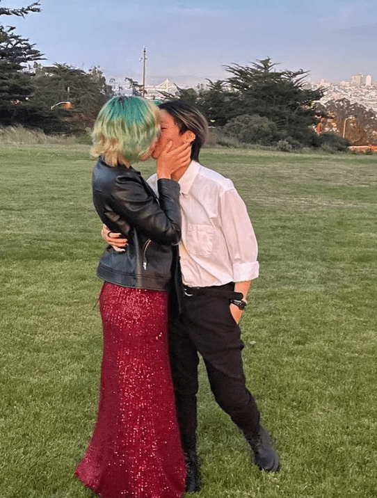 楊婉儀女兒王婷知曾與同性密友接吻,性向引起討論。