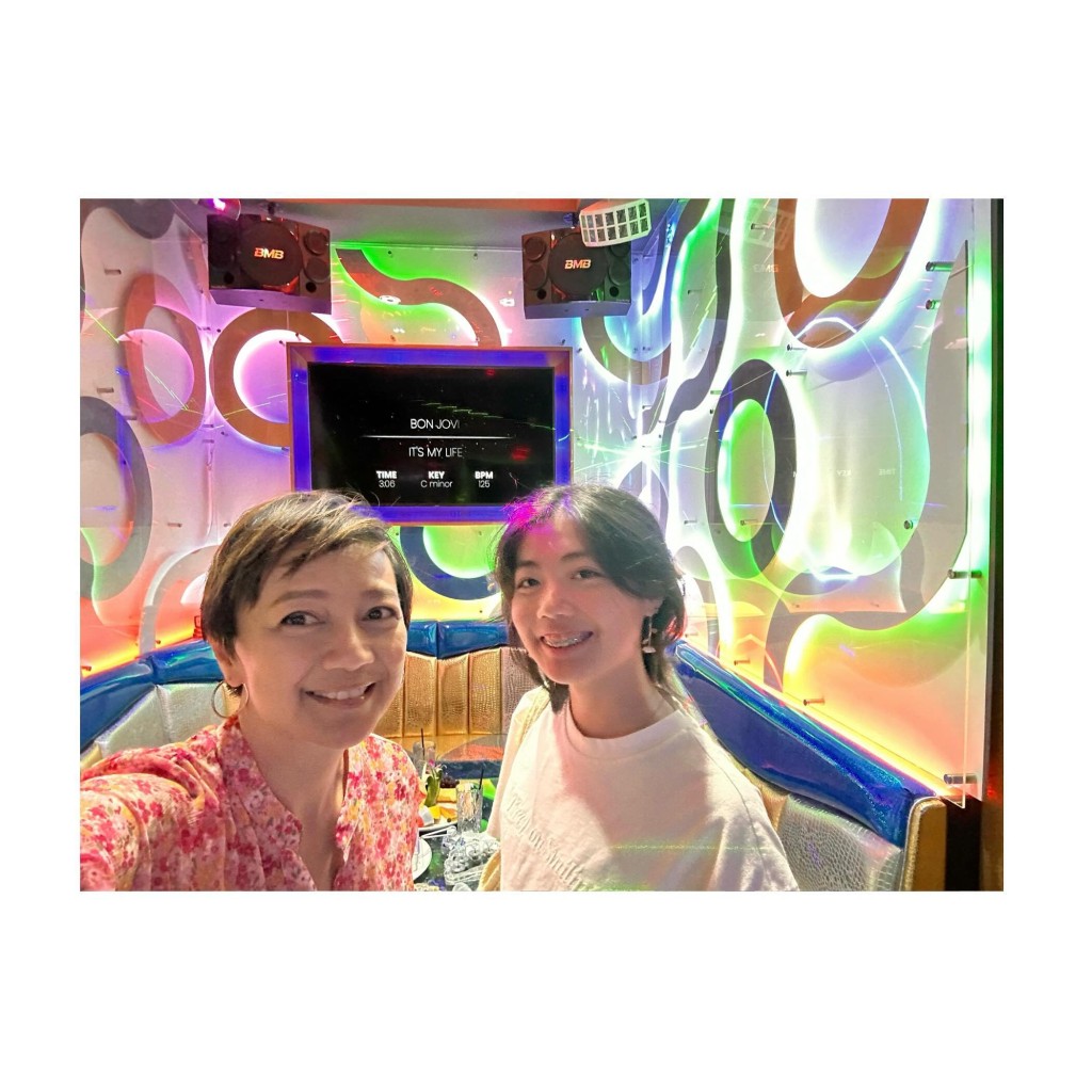 兩母女一同去唱卡拉OK。