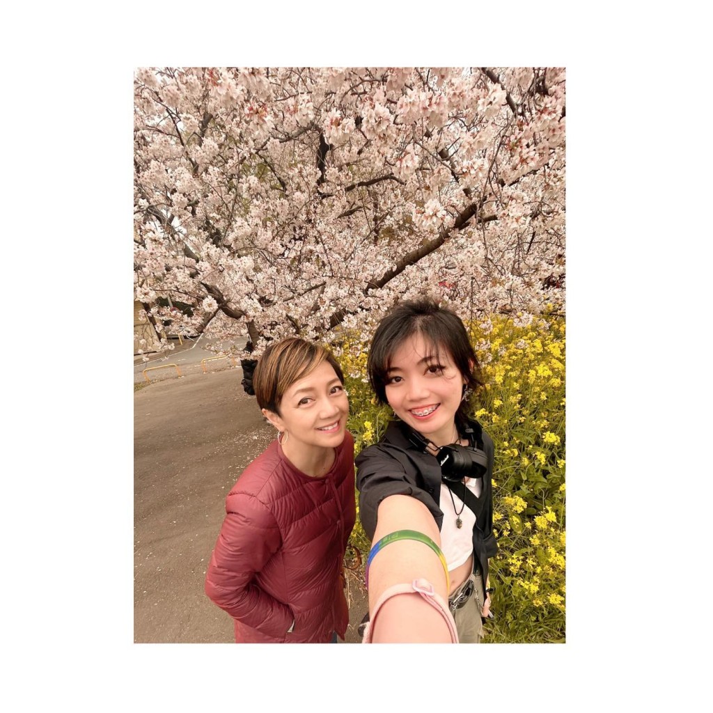 兩母女一同欣賞櫻花。
