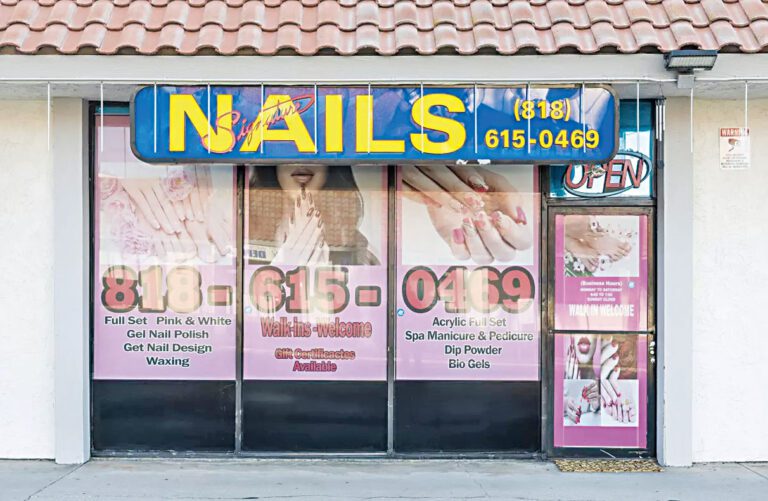 卡諾加公園Signature Nails美甲店東主阮金，被控與丈夫合謀騙取12人共140萬元。洛杉磯時報