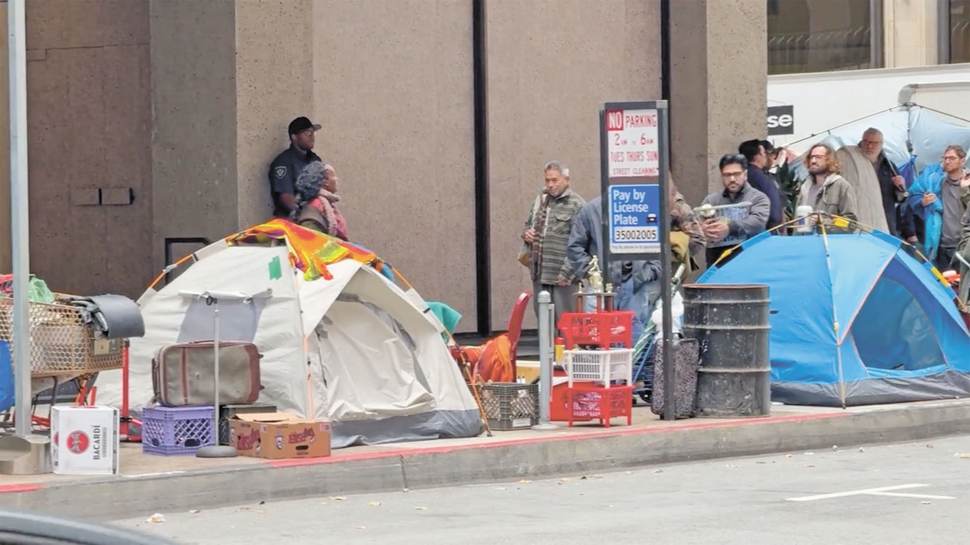 三藩市街頭突現大型無家者帳篷營地,後被證實是Netflix新戲拍攝。KRON4電視畫面
