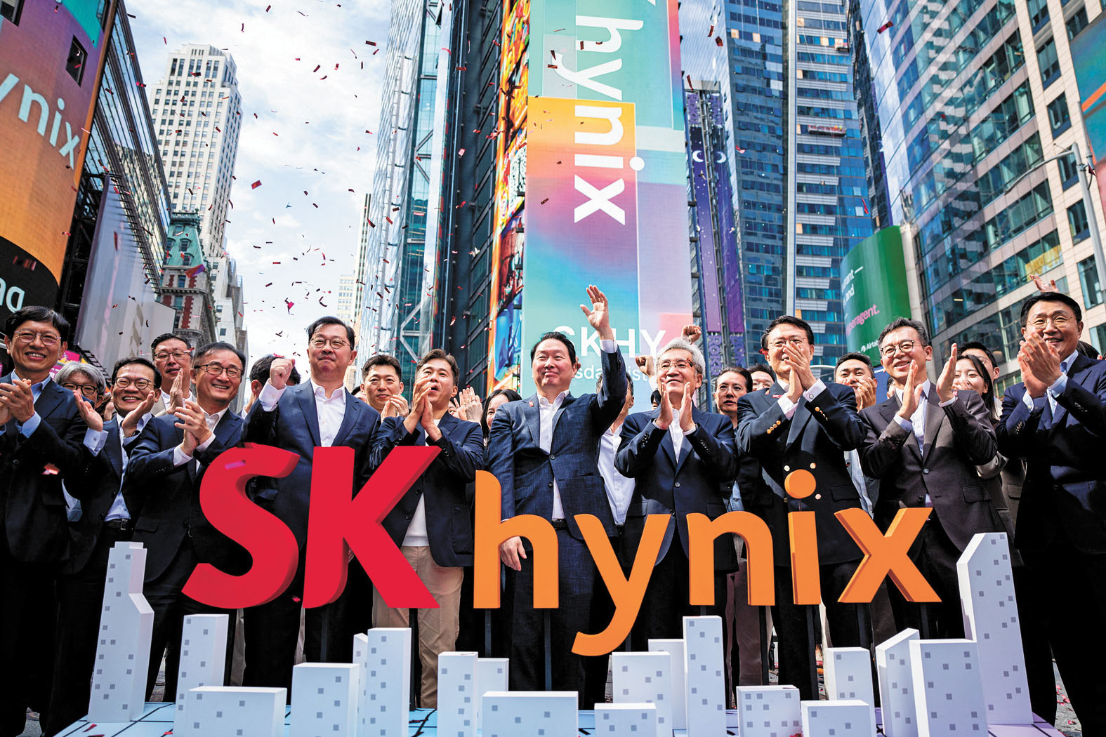 SK海力士的高階主管10日出席公司在納斯達克市場的首次公開募股(IPO)敲鐘儀式。路透社