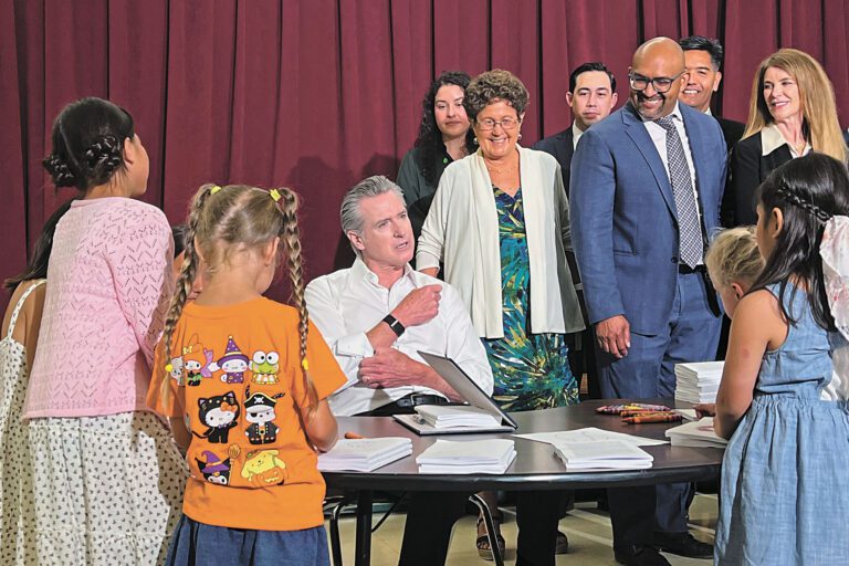 紐森簽署立法改革加州教育官員架構。美聯社資料圖