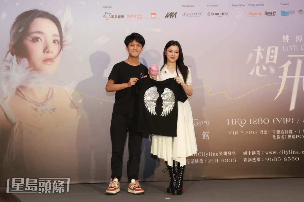 Chantel的歌迷會送上水晶翅膀耳環及新歌《想飛之內心獨白》的T-shirt作為支持。