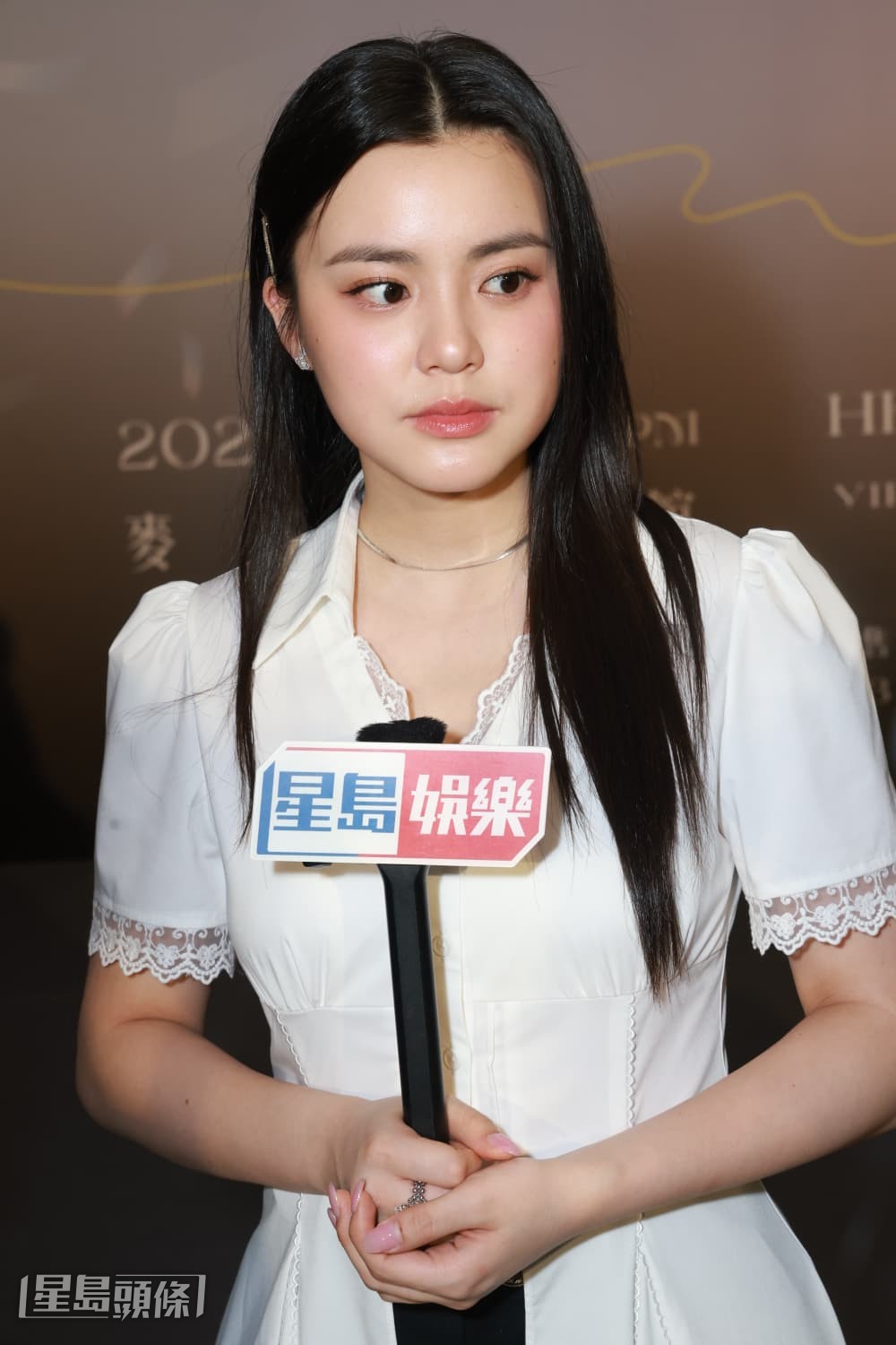 她提到演唱會當晚炎明熹(Gigi)也開騷,對於「打對台」,她笑言叫粉絲自己選擇。