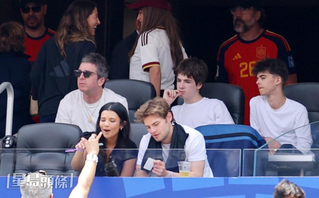 Oasis靈魂人物Noel Gallagher(左一)帶同兒子Donovan和Sonny,到場觀看西班牙對比利時的世盃八強賽。(路透社)
