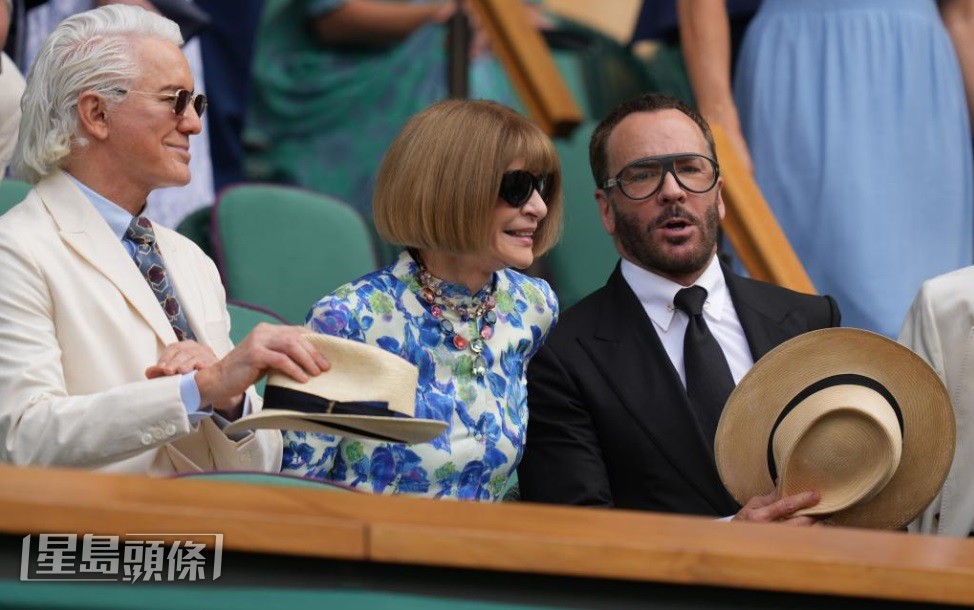 澳洲名導巴茲魯曼、「穿Prada的惡魔」原型Anna Wintour和時裝大師Tom Ford,一同坐在皇室包廂觀看網球賽。(美聯社)