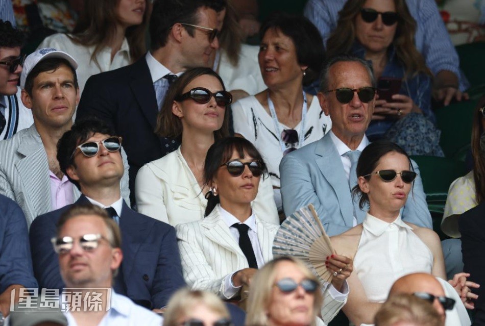 姬拉麗莉與丈夫James Righton(第二排中及左),聯同男星Richard E. Grant(第二排右)一起觀賽,前排為(右起)女星菲莉絲迪鍾斯和星二代女星Rashida Jones。(路透社)