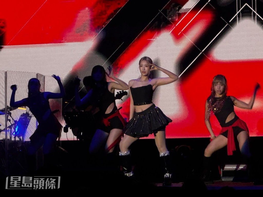 她跳唱了蔡依林的《舞孃》及《麻煩彈開》等舞曲。