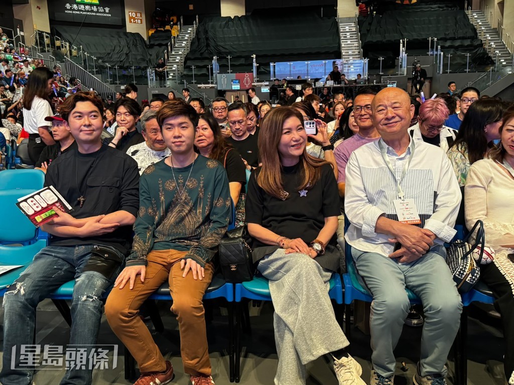 樂易玲與她的兩位兒子一同前來欣賞演唱會。