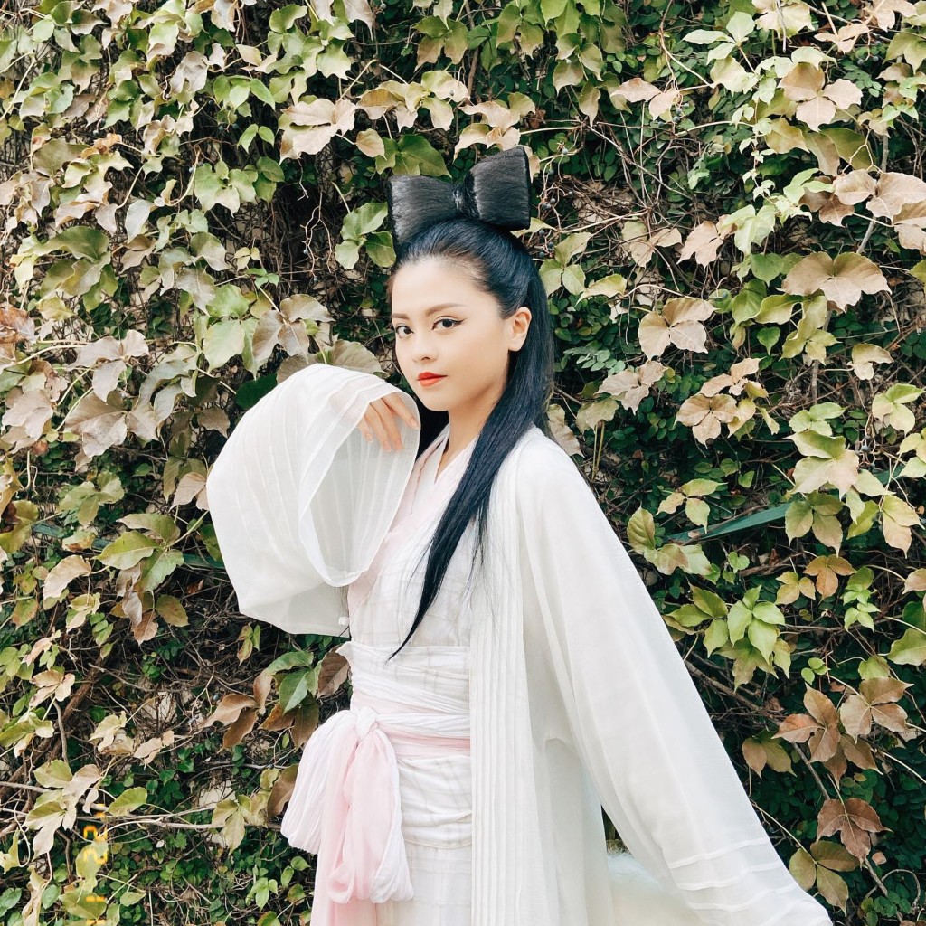 造型古典優美的她,可說是《愛.回家》的古典女神代表。