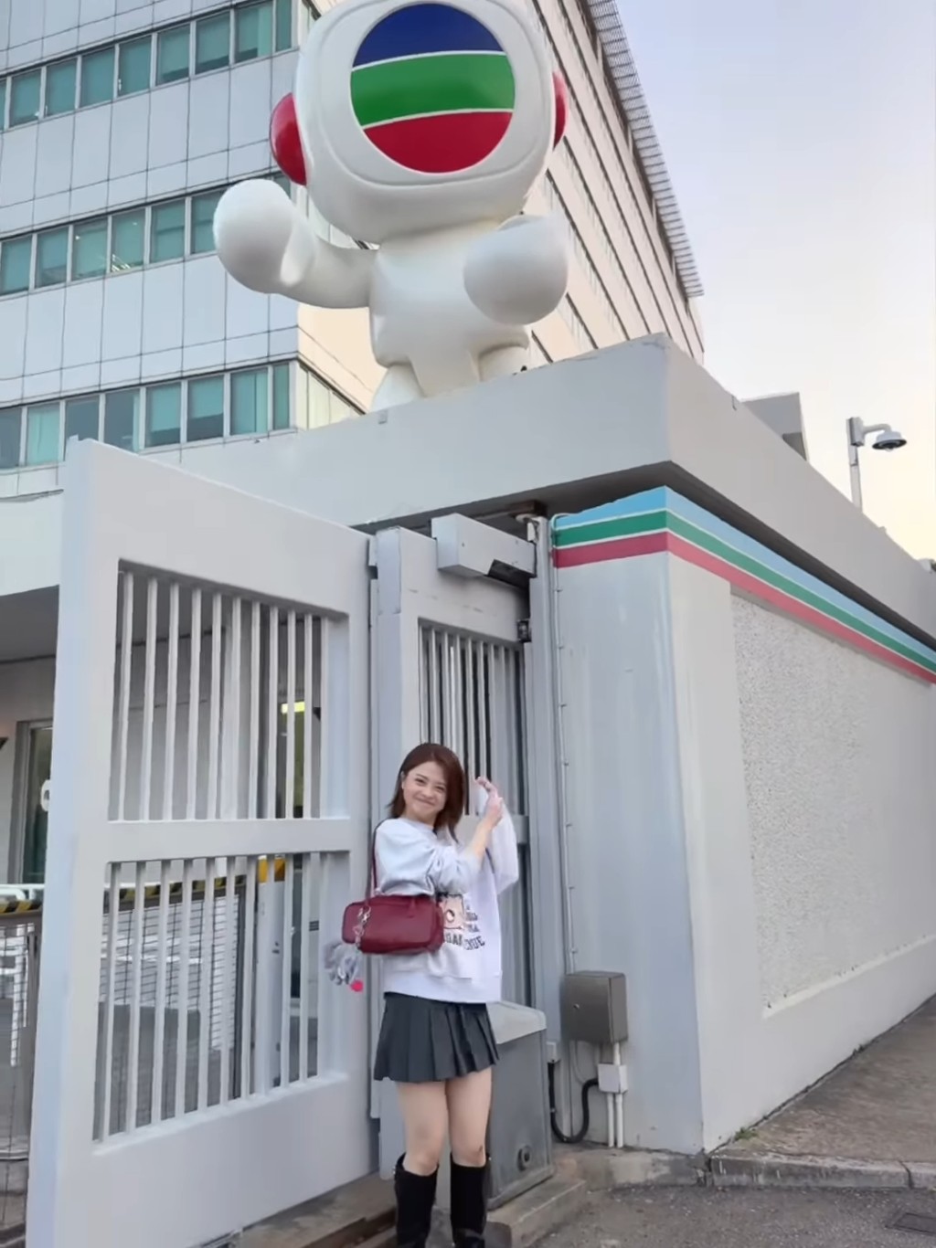 離巢前,她在TVB公司大門前拍照留念。