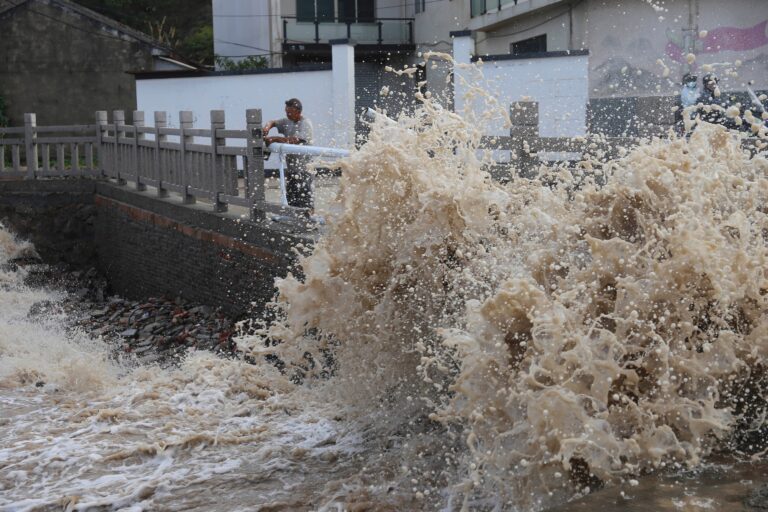 颱風巴威登陸浙江 中國緊急疏散逾 170 萬人