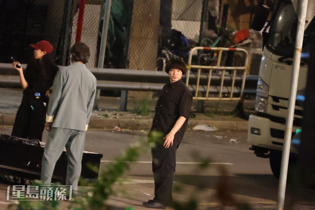 Jer頂著冬菇頭與滿臉黑斑造型現身街頭,還原角色陳偉霖的患病外觀。