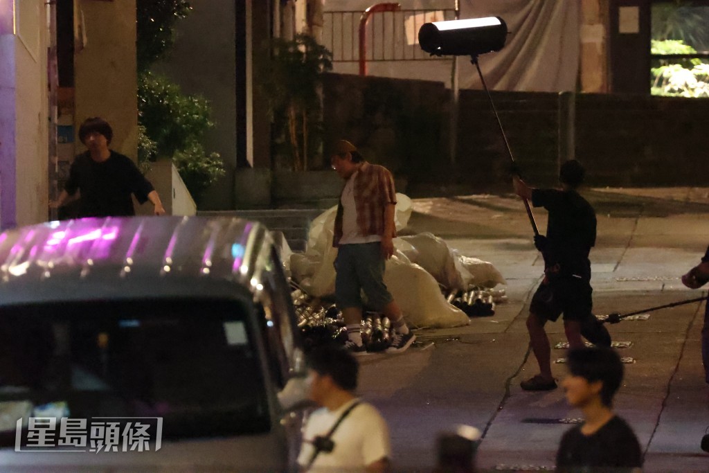 有私家車駛近響按,醉態十足的Jer突然瞪大雙眼,情緒激動衝前攔車。