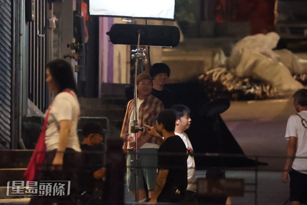 兩人的誇張演出,讓在場的工作人員也不時偷笑。