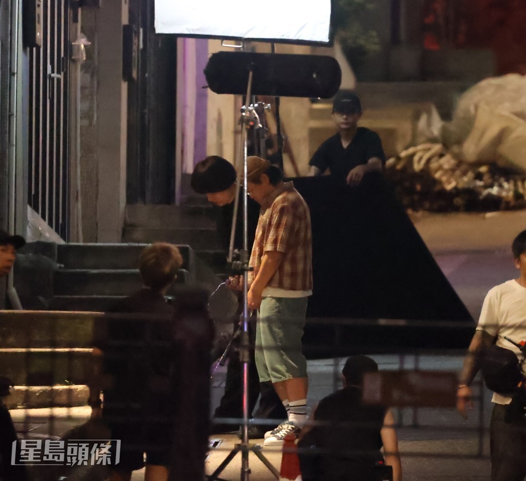 Jer與白只拍攝當街「解決」的戲份,將醉酒失態演得入木三分。