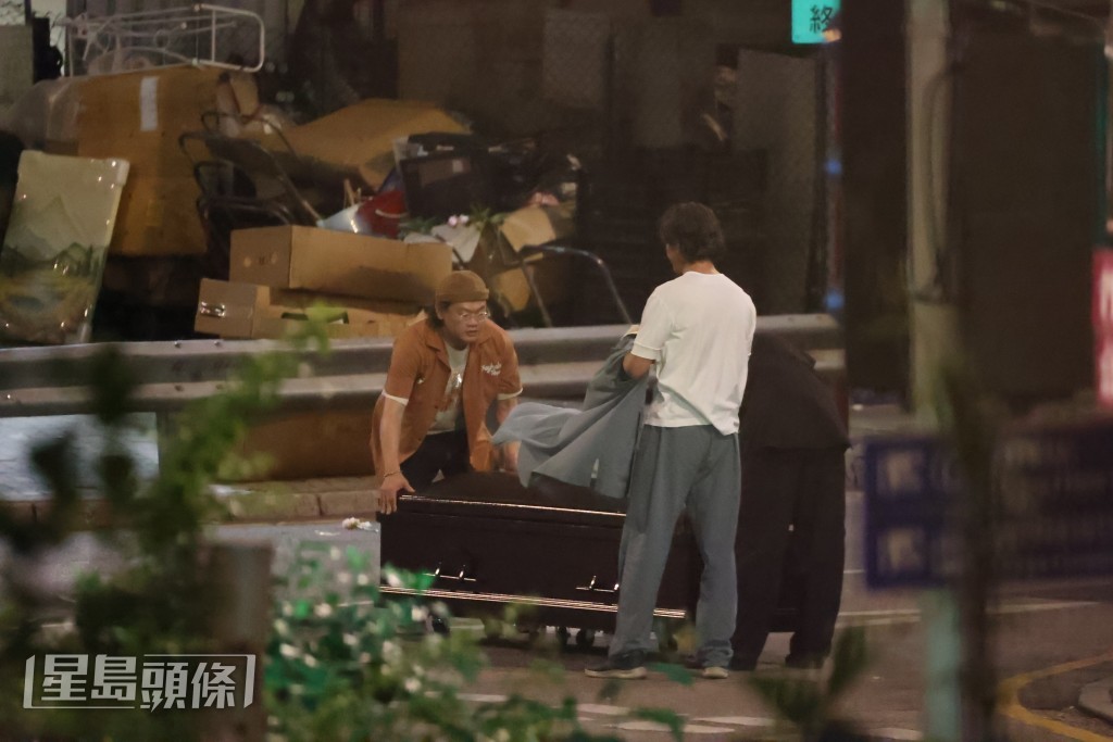 推得頗為吃力,黃德斌甚至除下了外套。