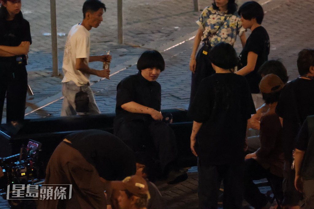 Jer在整理好造型後,迅速投入到拍攝狀態中。
