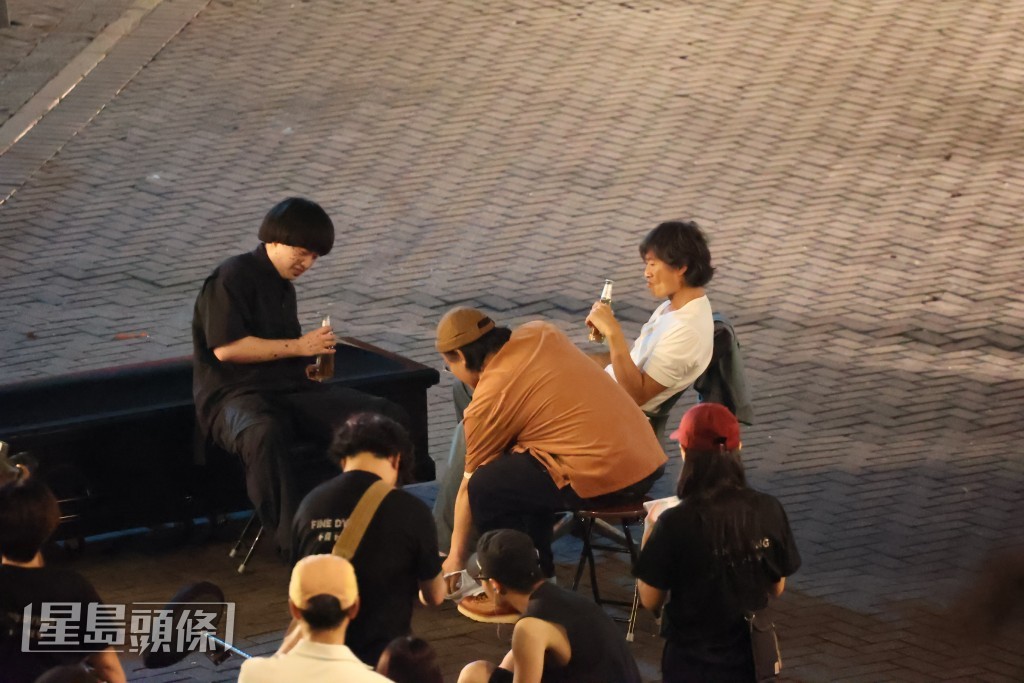 Jer、白只與黃德斌在休息時有說有笑,戲裡戲外都相處融洽。