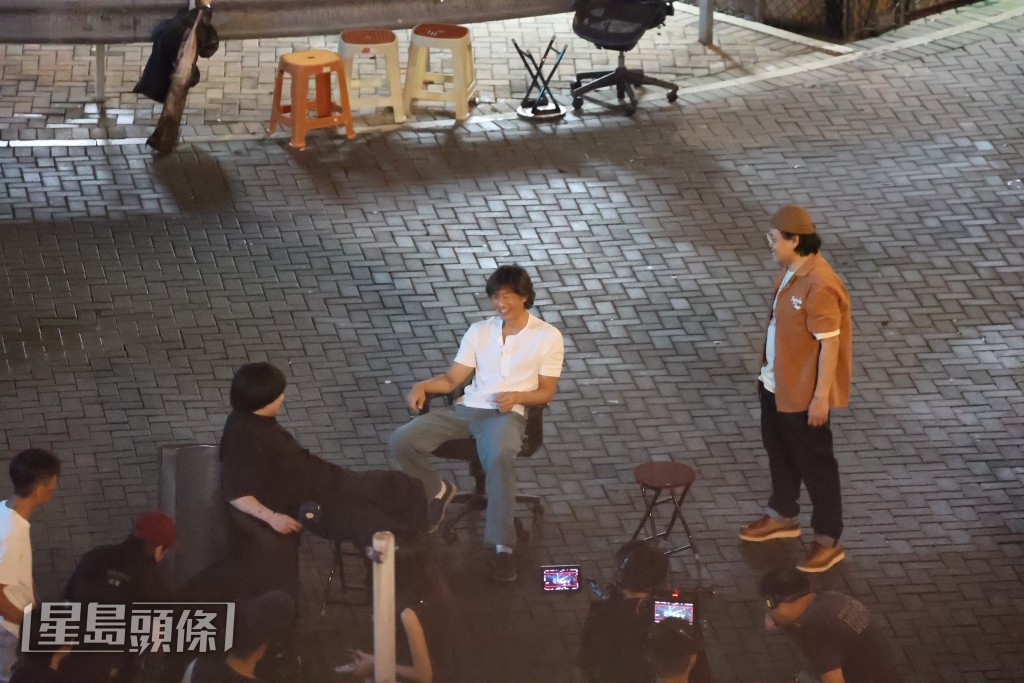 三位好兄弟舉杯暢飲,開懷大笑。