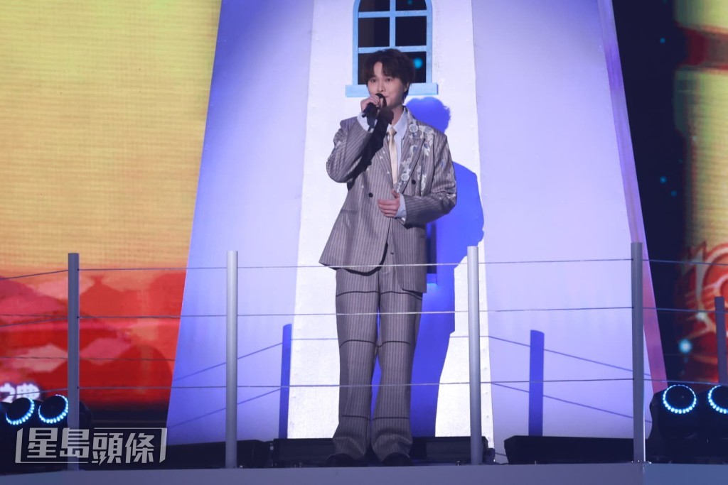 他笑稱與同輩合作「沒有營養」,並搞笑說為了「成全」對方開演唱會的願望。