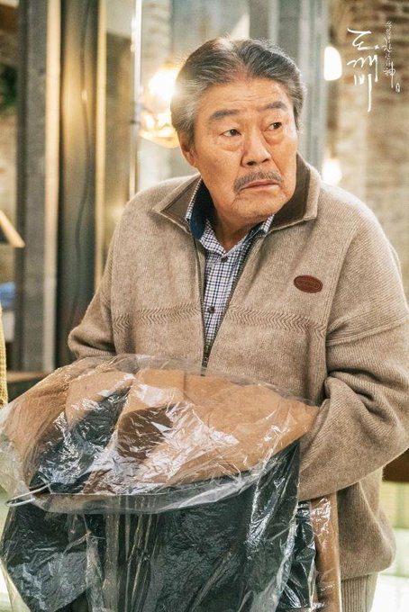 金成謙在《鬼怪》中飾演劉會長一角。