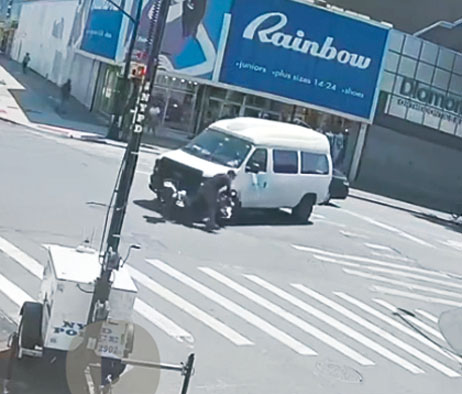 視頻清楚顯示停在交通燈前的小貨車突然左轉撞倒李先生。