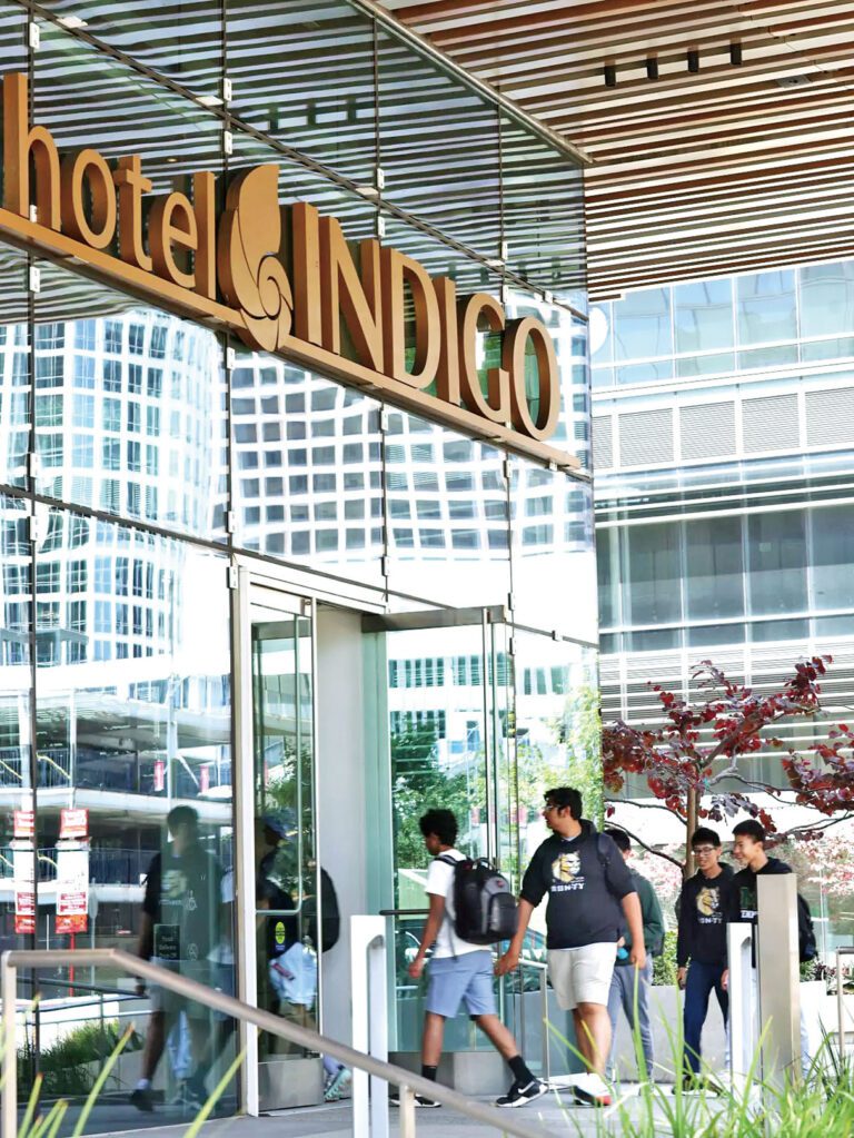 旅客進入洛杉磯市中心的Hotel Indigo酒店。洛杉磯時報